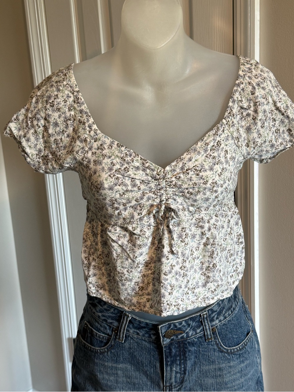 RSQ White Floral Ruched Crop Top